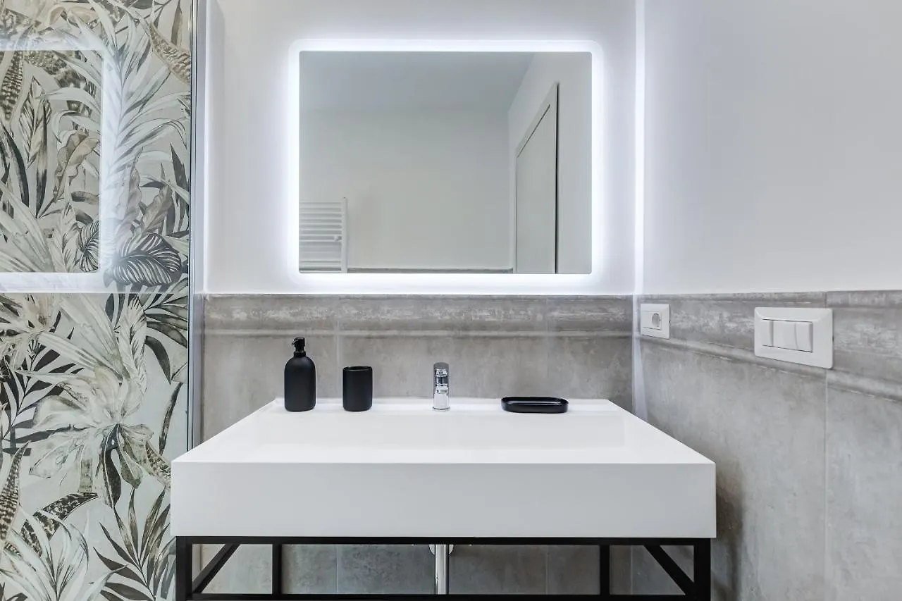 Bdc - Empire, Noble 3-Bdr Apt Roma