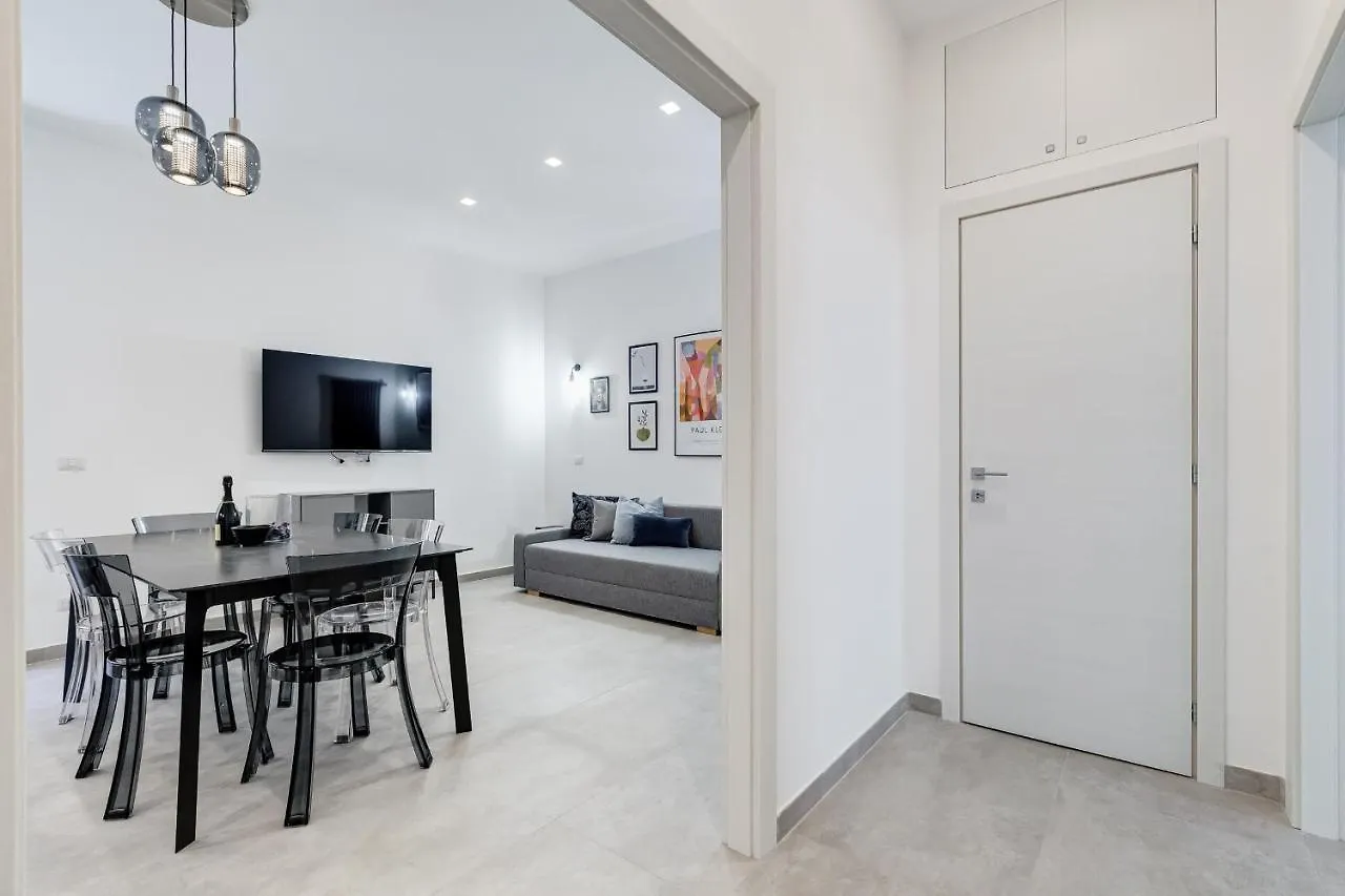 Bdc - Empire, Noble 3-Bdr Apt Rome 0*,  Italy