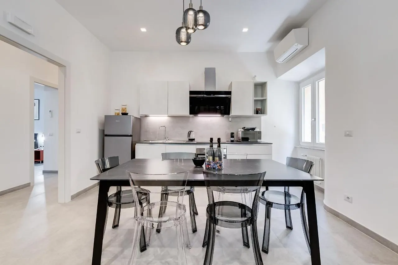 Bdc - Empire, Noble 3-Bdr Apt Rome 0*,  Italy