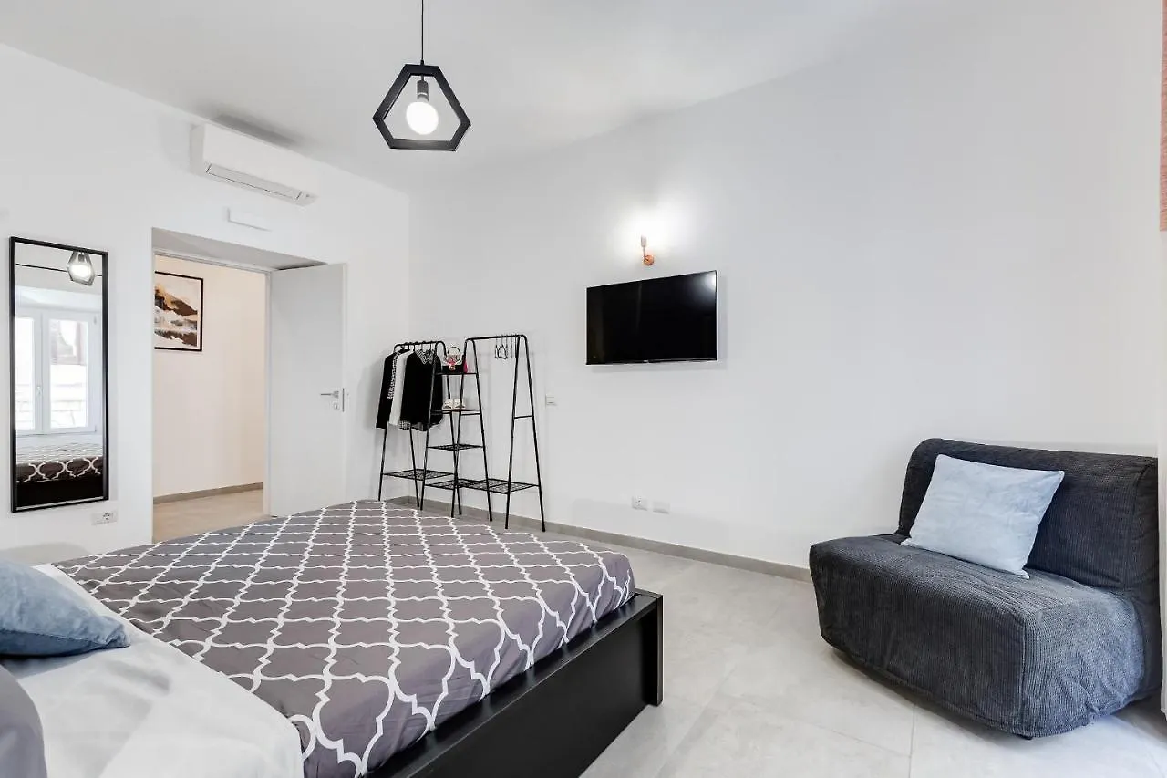 Apartment Bdc - Empire, Noble 3-Bdr Apt Rome Italy